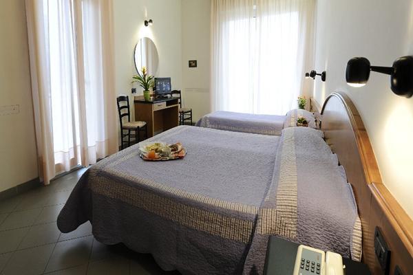 Hotel Adler Аласио Екстериор снимка