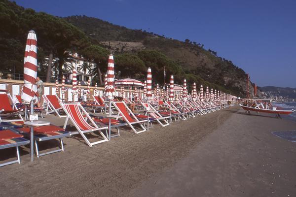 Hotel Adler Аласио Екстериор снимка
