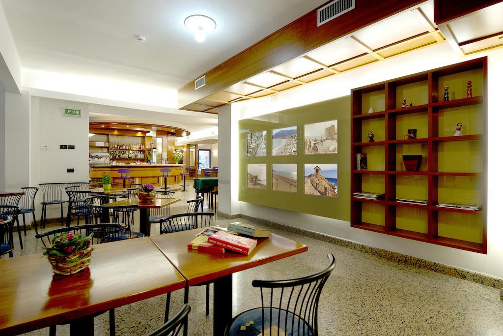 Hotel Adler Аласио Екстериор снимка