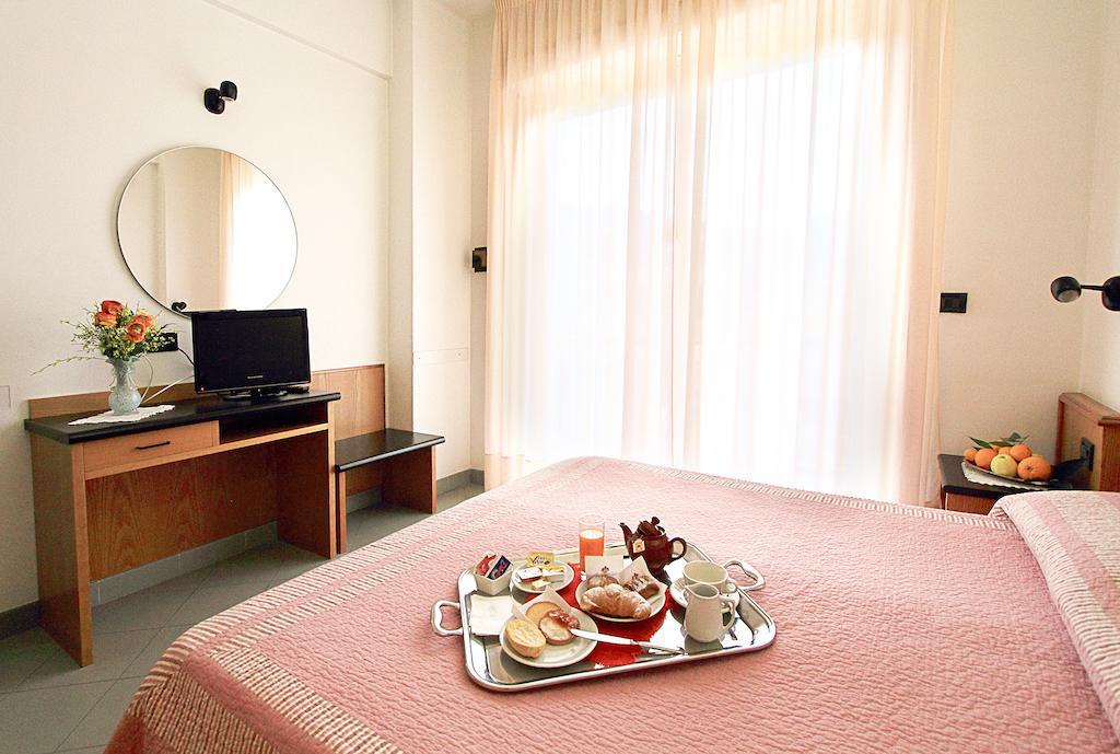 Hotel Adler Аласио Екстериор снимка